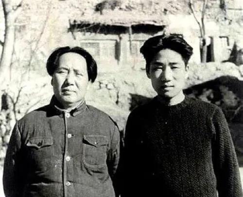 1950年11月25日清晨，朝鲜北部细雪初落。彭德怀在指挥所外踱步，他的心比山风