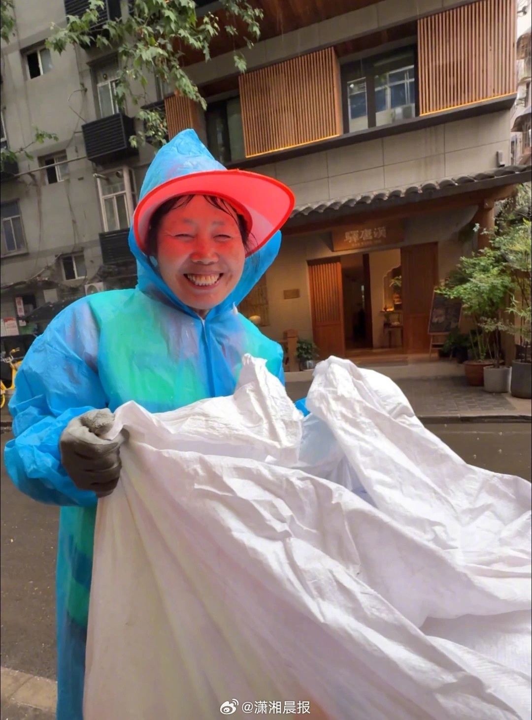 【西安#小伙五一送环卫阿姨一后备箱空瓶#：传递美好，阿姨经常把我店门口扫特别干净