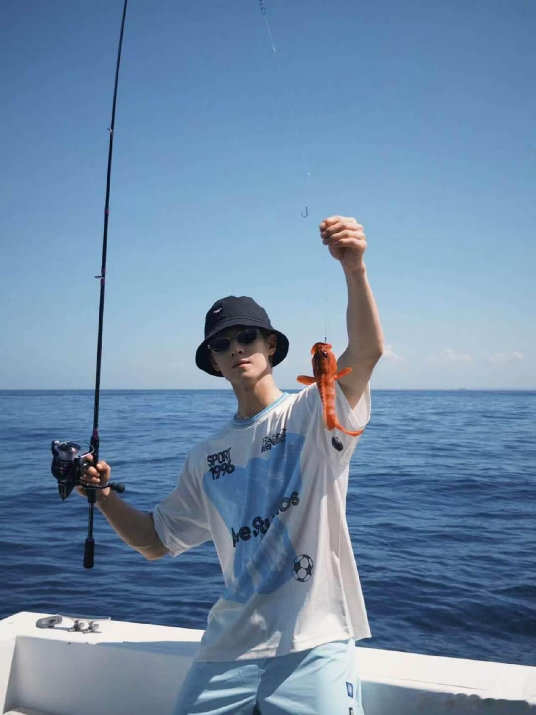 李昀锐钓鱼愿者上钩李昀锐晒海钓照 真李昀锐钓鱼愿者上钩 