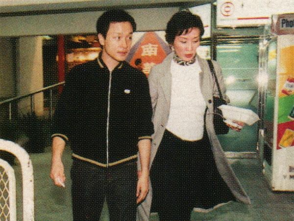 施南生和张国荣的合影，这一张抓拍照片拍摄于90年代香港街头。画面左侧是张国荣，身