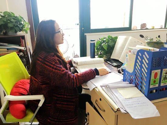 一条热搜，戳中无数一线老师的无奈。
 
上海有高中开学安排班主任，校长挨个找老师