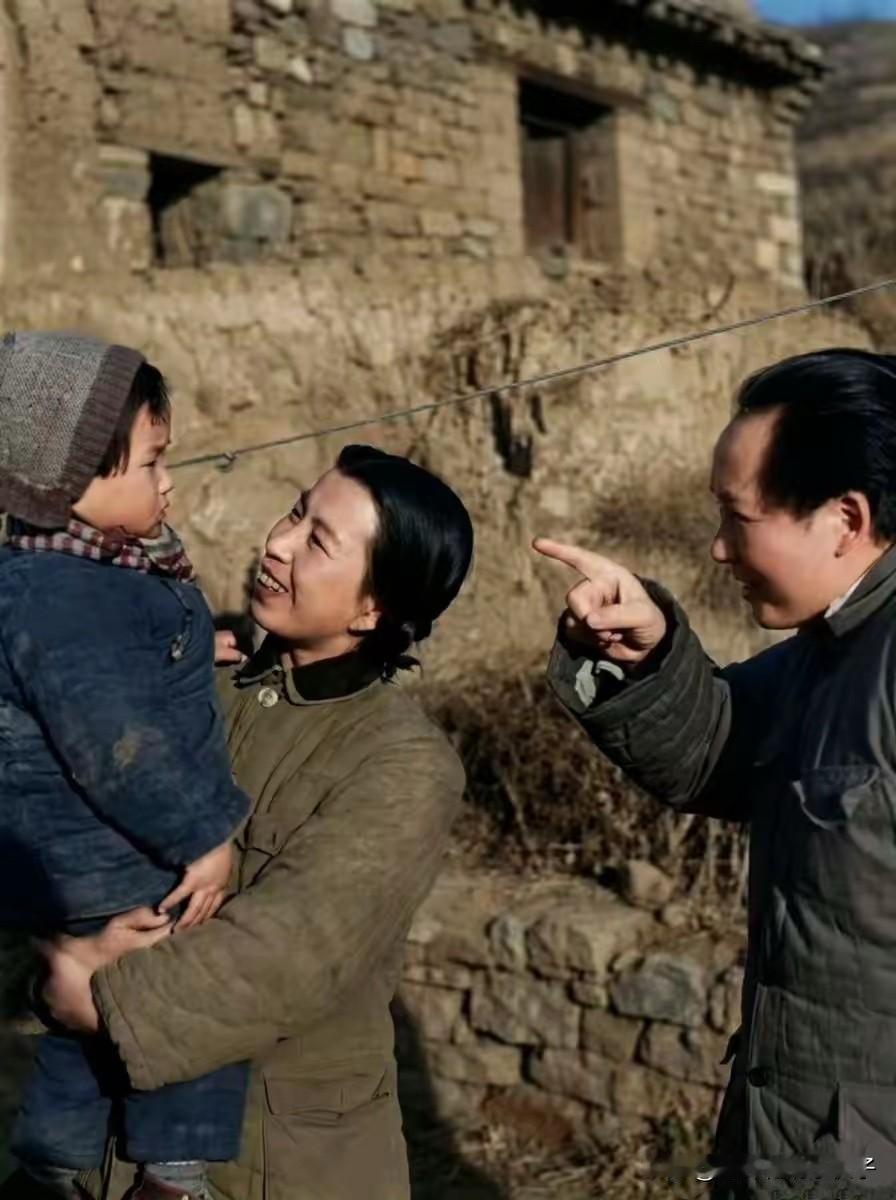 好温馨的一幕！
这张珍贵合影拍摄于1944年初，在延安枣园毛主席一家三口留下这张