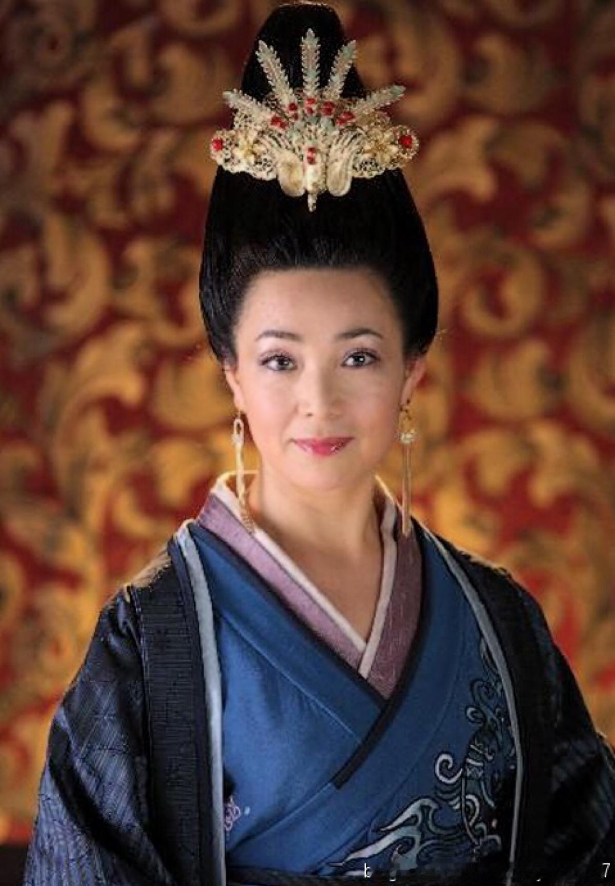 “吕后临终前，命人把未央宫所有铜器熔尽，只铸一口陶釜——不是穷，是怕子孙忘了：天