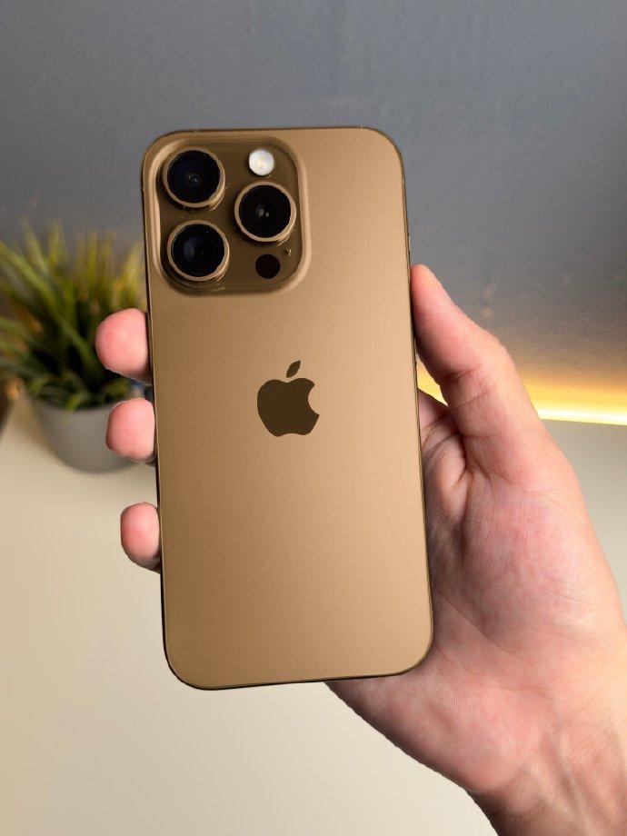 iPhone 16不建议首发购入。看情况，今年苹果是涨价的，毕竟韭菜还能割得动。