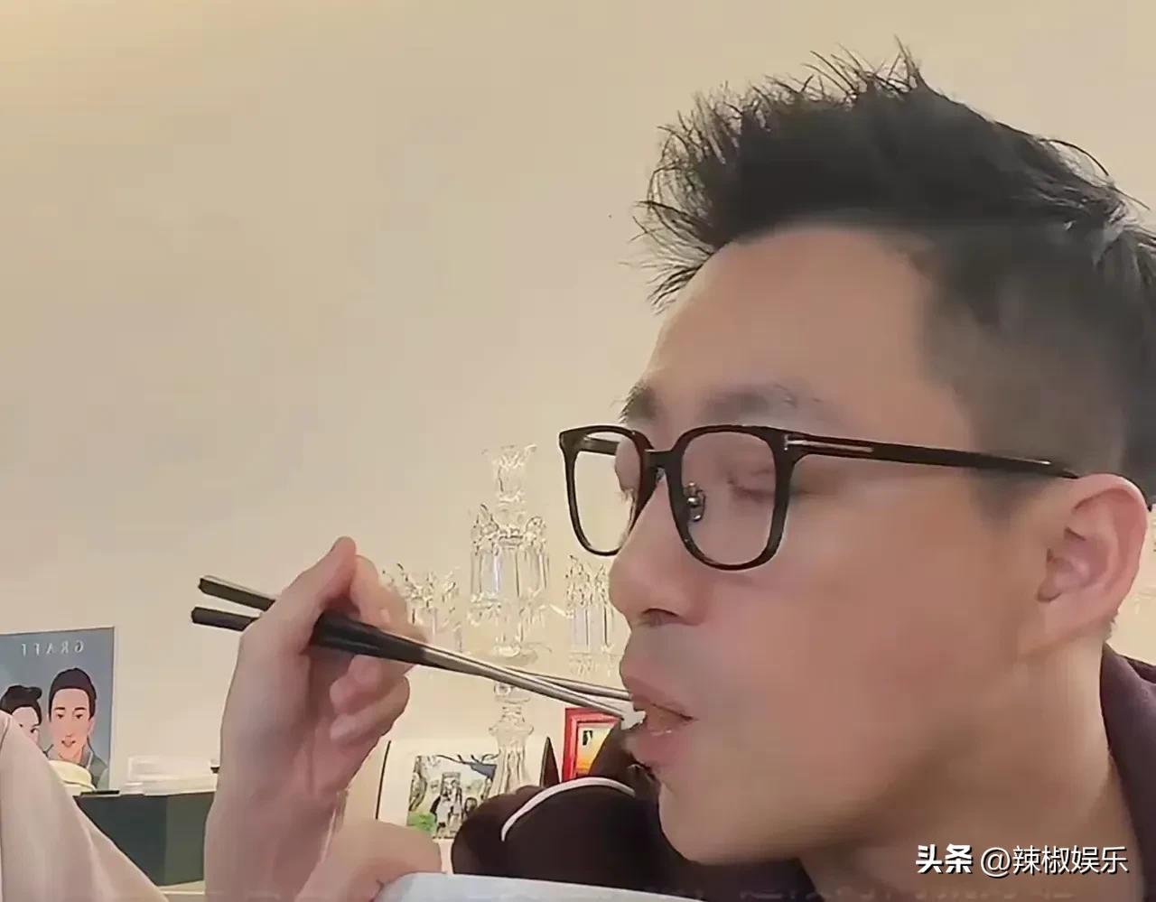 汪小菲马筱梅开始秀恩爱了。
镜头中汪小菲正在直播，但到饭点了他也不舍得下播，于是