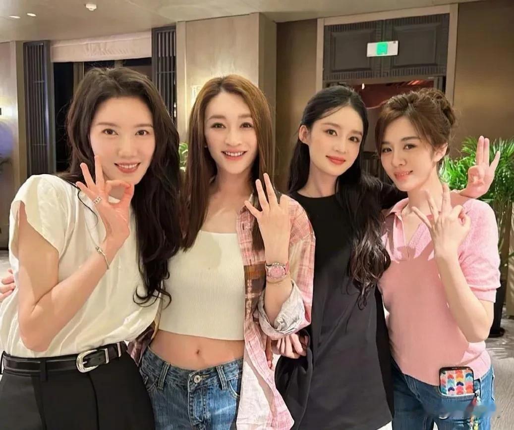 李小冉晒《庆余年2》4美合照，除了她自己，我竟认不出来那是高露、李沁还有王晓晨，