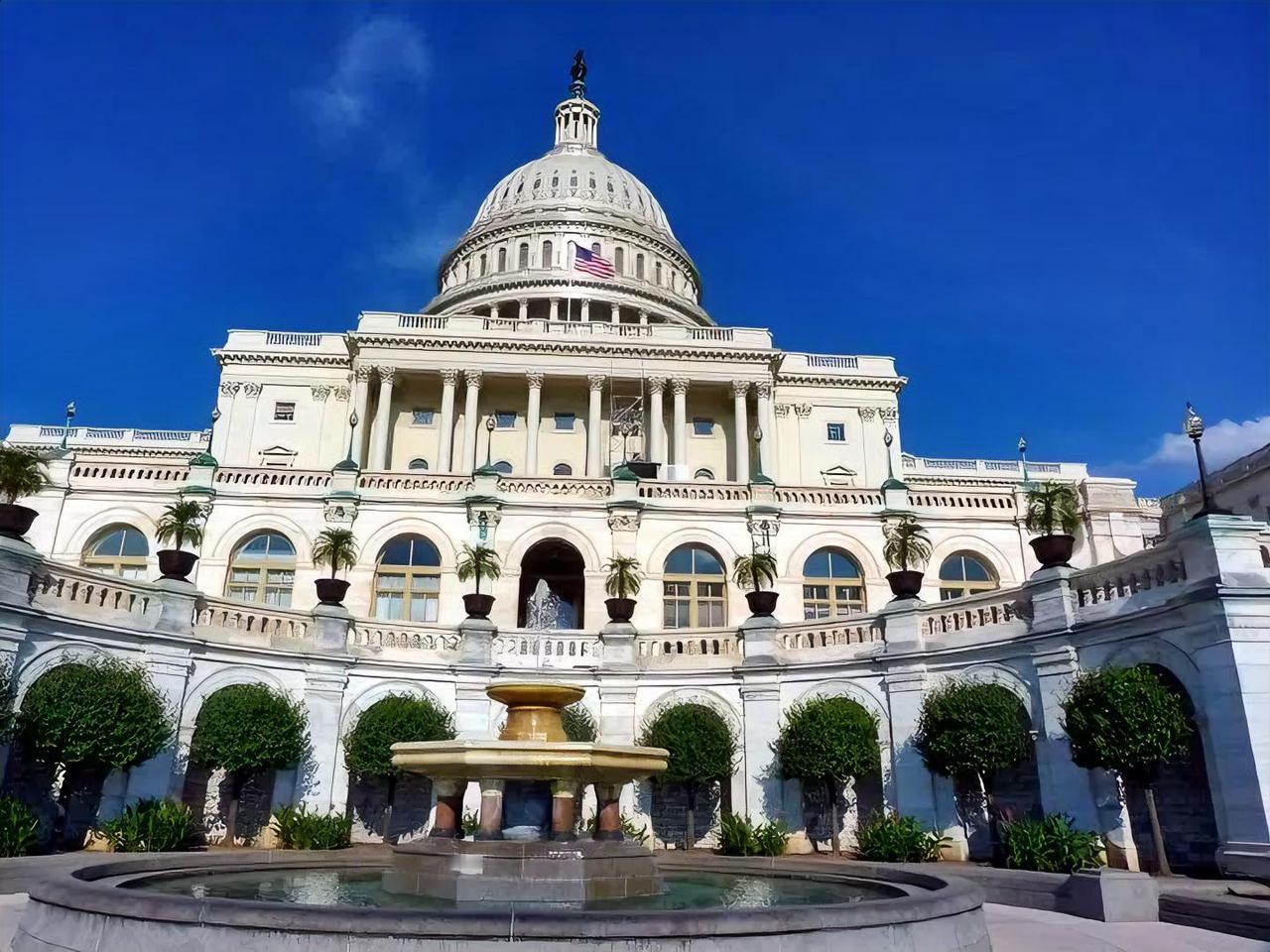 美国两党把持参众两院各推拨款法案
 
如今美国众议院、参议院分别由共和党、民主党