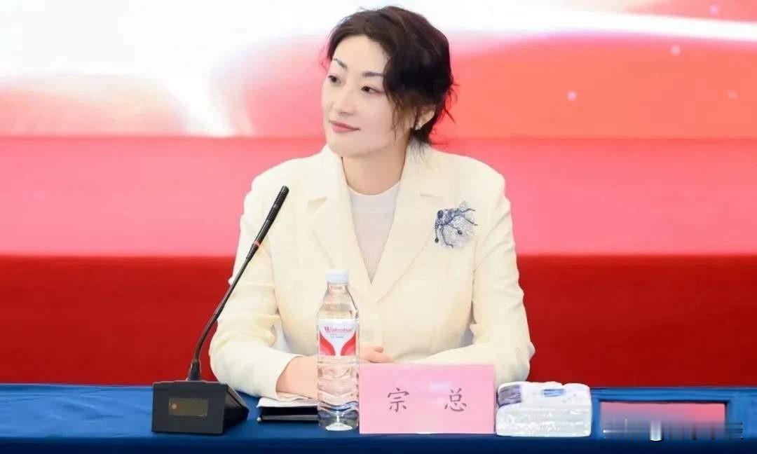 为什么宗馥莉输了？

         宗馥莉接任宏胜集团总裁，掌控娃哈哈。宗馥