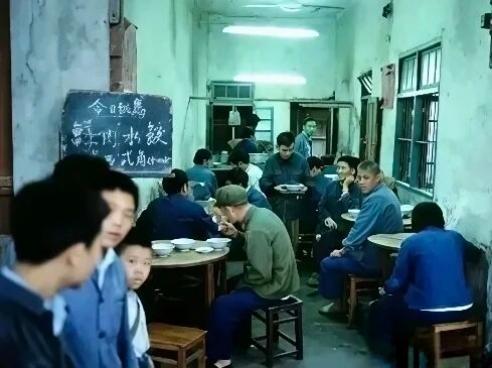 老照片，记录历史瞬间上世纪八十年代的国营饭店。水饺两角钱18个。注意看那个时候人