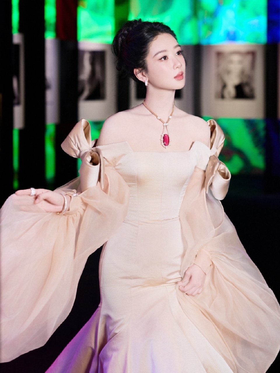 杨紫[超话]感谢时光 不偏不倚 躲过了风口浪尖 让我恰好遇见你.​​​