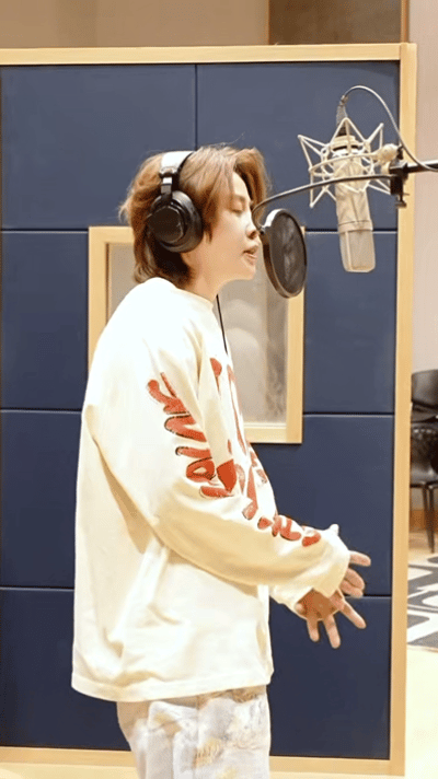 王濛录音室录歌王濛这是有新歌了吗沉浸式扎根录音棚认真录歌，气场拉满，满心期待濛主