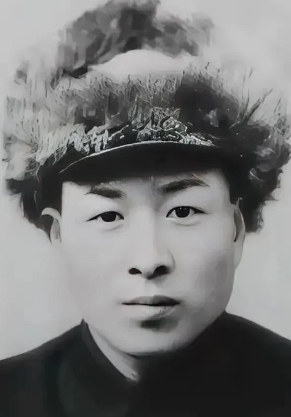 一个战士撞见八个鬼子在河边追一个抱娃的农妇，他枪里就三发子弹，他没躲，刺刀“咔”