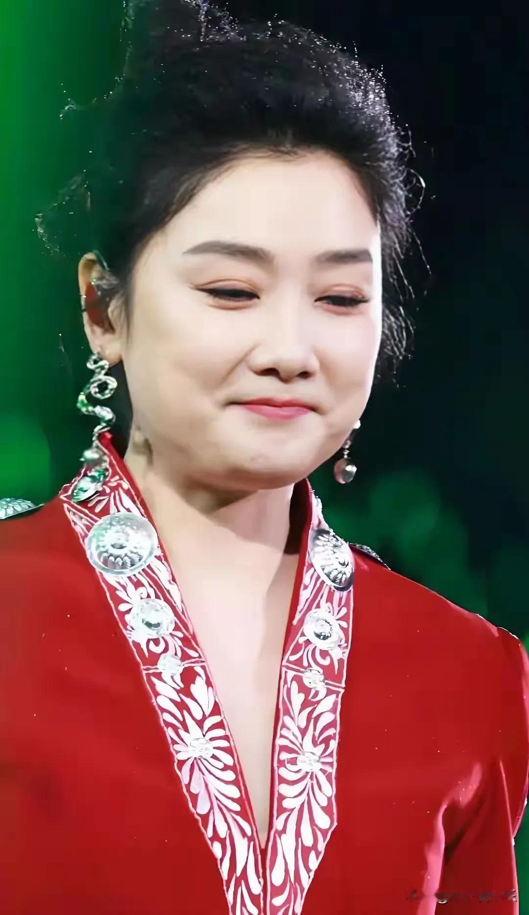 玲花也老了？

当年那个甩着长发、唱着《月亮之上》飞上天的草原女神，脸圆了，发福