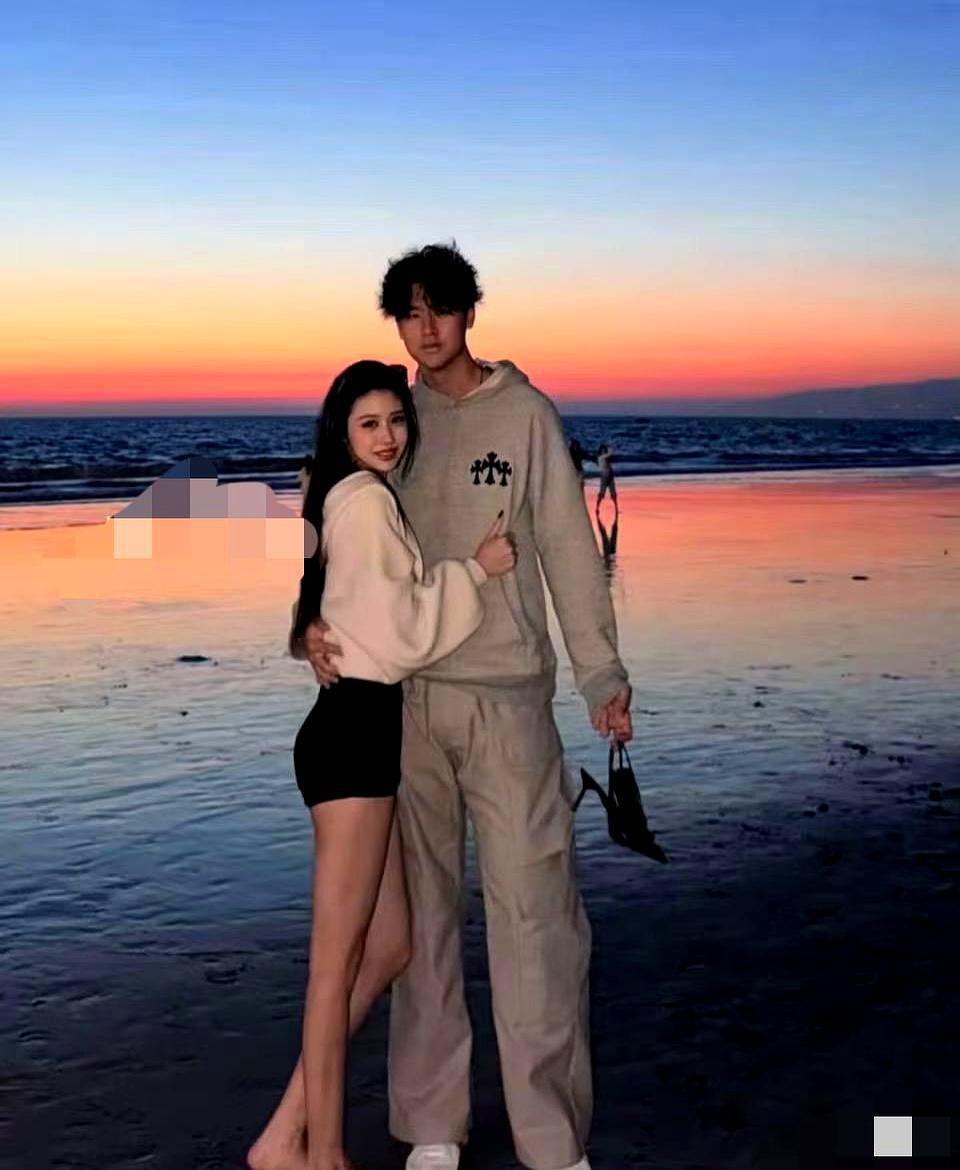 小苹果20岁谈恋爱，我不奇怪，
 

她在国外晒海边拥抱照，男孩帮提鞋显甜蜜，网