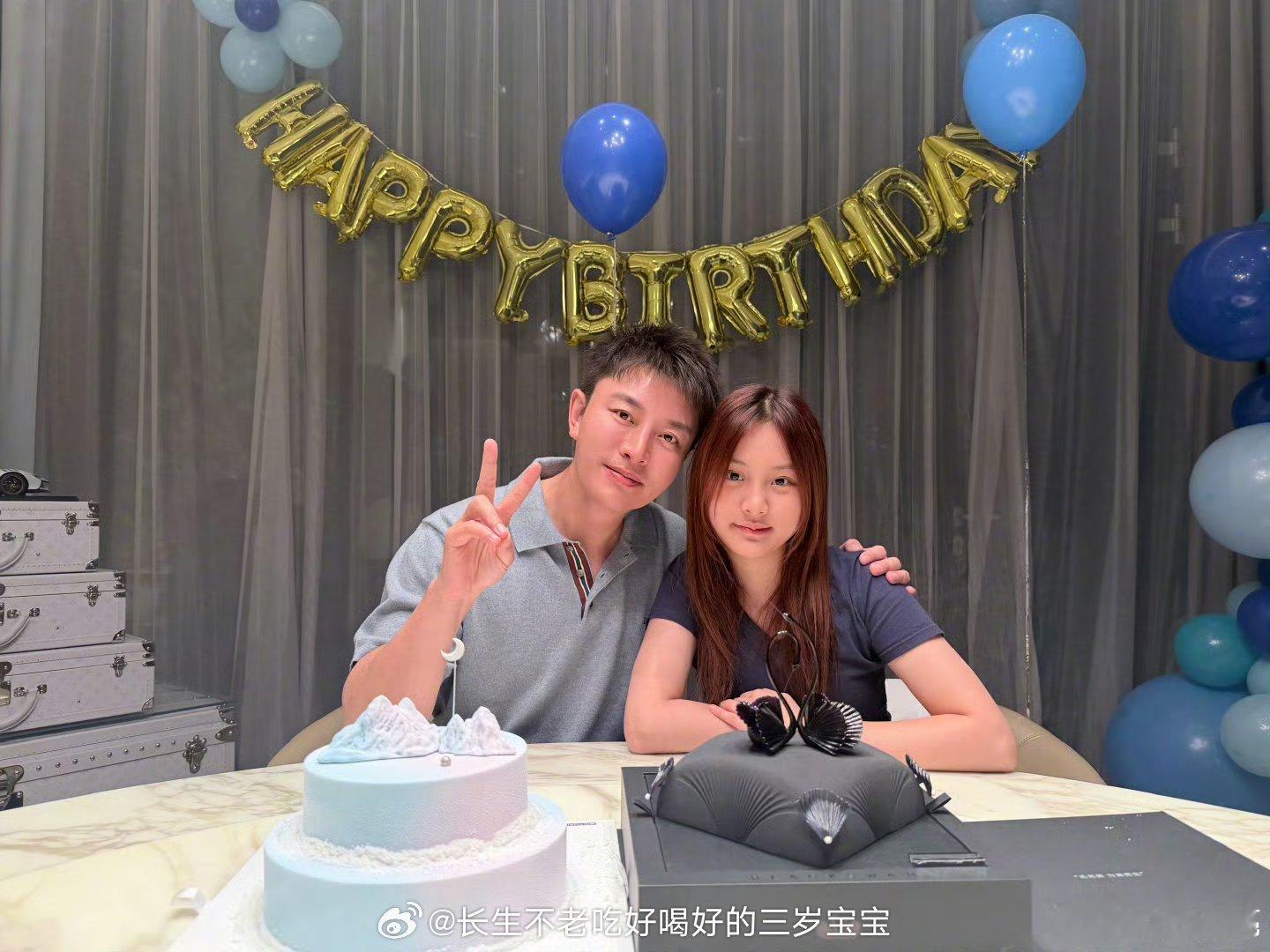 甜馨回应给贾乃亮做蛋糕看着甜馨站在爸爸身边，身高快到耳朵，眉眼却和小时候一样灵动