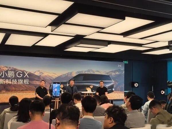【小鹏回应特斯拉监督版FSD入华】小鹏欢迎特斯拉FSD入华5月21日，特斯拉官方