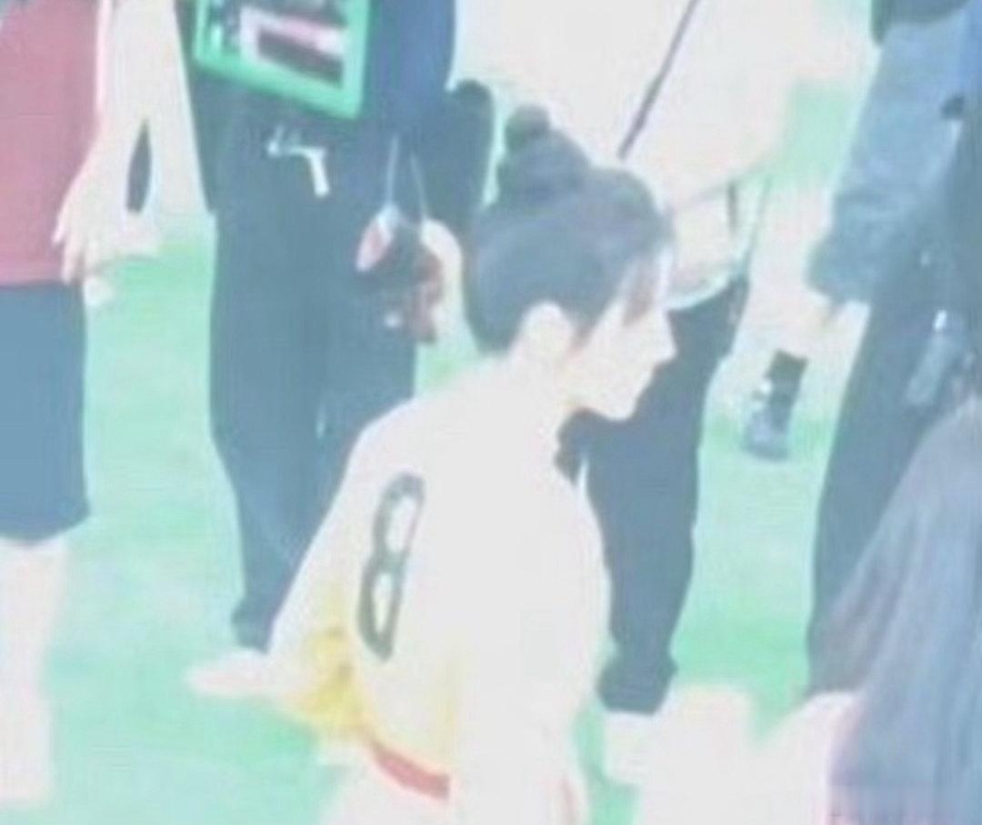 电影《女足》迪丽热巴饰演足球小将钰珑，穿着8号球衣（cr.Miracle）