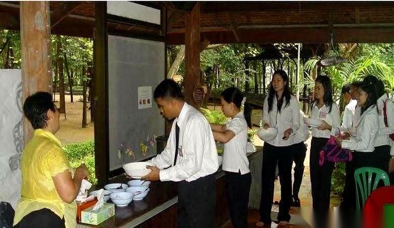 这位泰国的长公主，帕查拉，明明一辈子都可以待在宫殿里，手指头都不用沾一滴水。
但