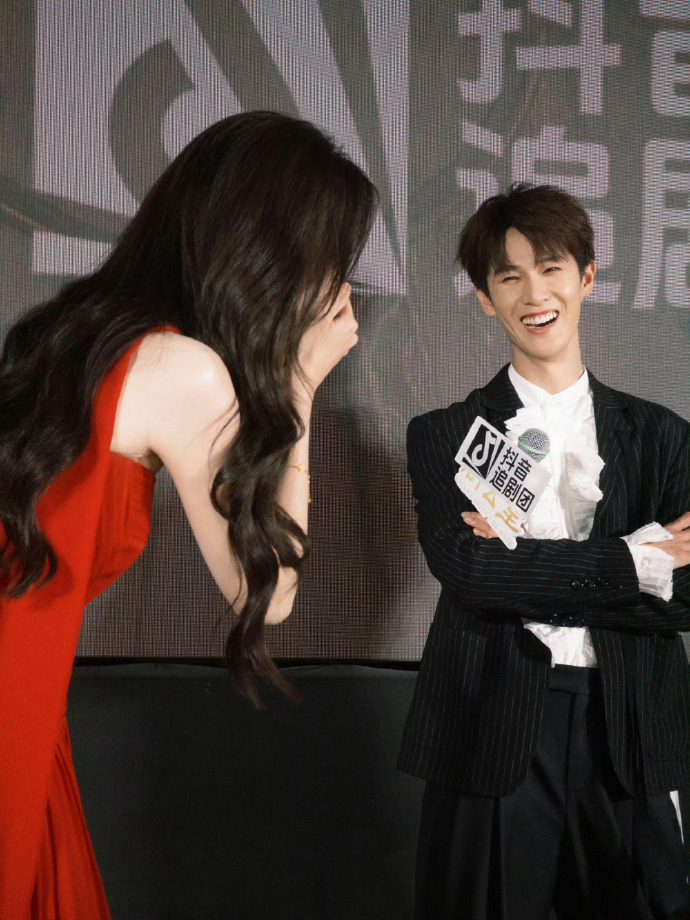 李昀锐孟子义这是人类可以承受的眼神吗李昀锐看孟子义眼神李昀锐看孟子义眼神 李昀锐