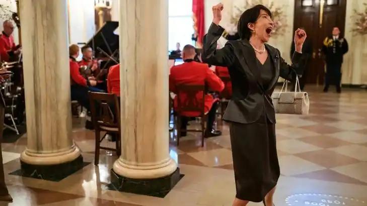 带着几千亿美元去求人撑腰，结果被狠狠打脸!访美结束后，高市突然向中方喊话。
 