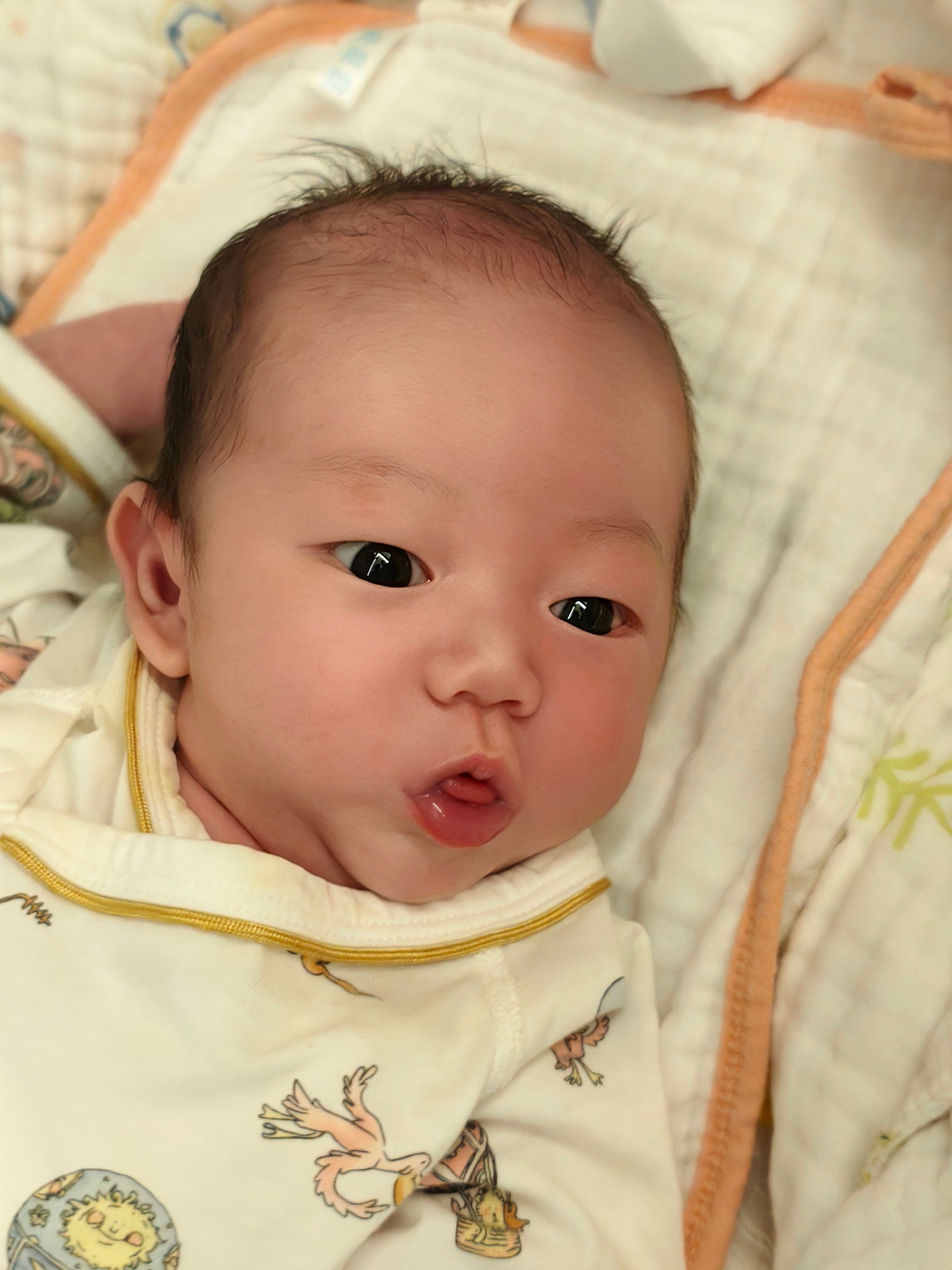 小宝宝出生15天，可可爱爱的～来给舅舅和姨姨嘟个嘴[心] ​​​