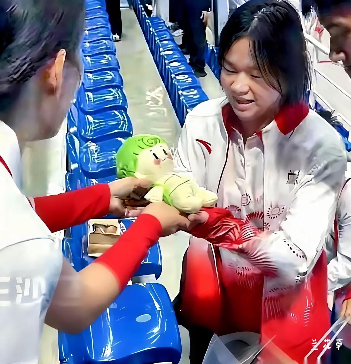 这就是修养，本能的动作让人赞。全红婵。
尊重粉丝的赠予，双手接过粉丝的礼物。
这