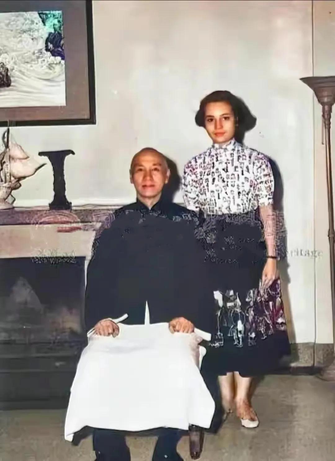 1952年，台北官邸，蒋介石和孙女蒋孝章的合影。
蒋孝章颜值很高，人长得漂亮，但