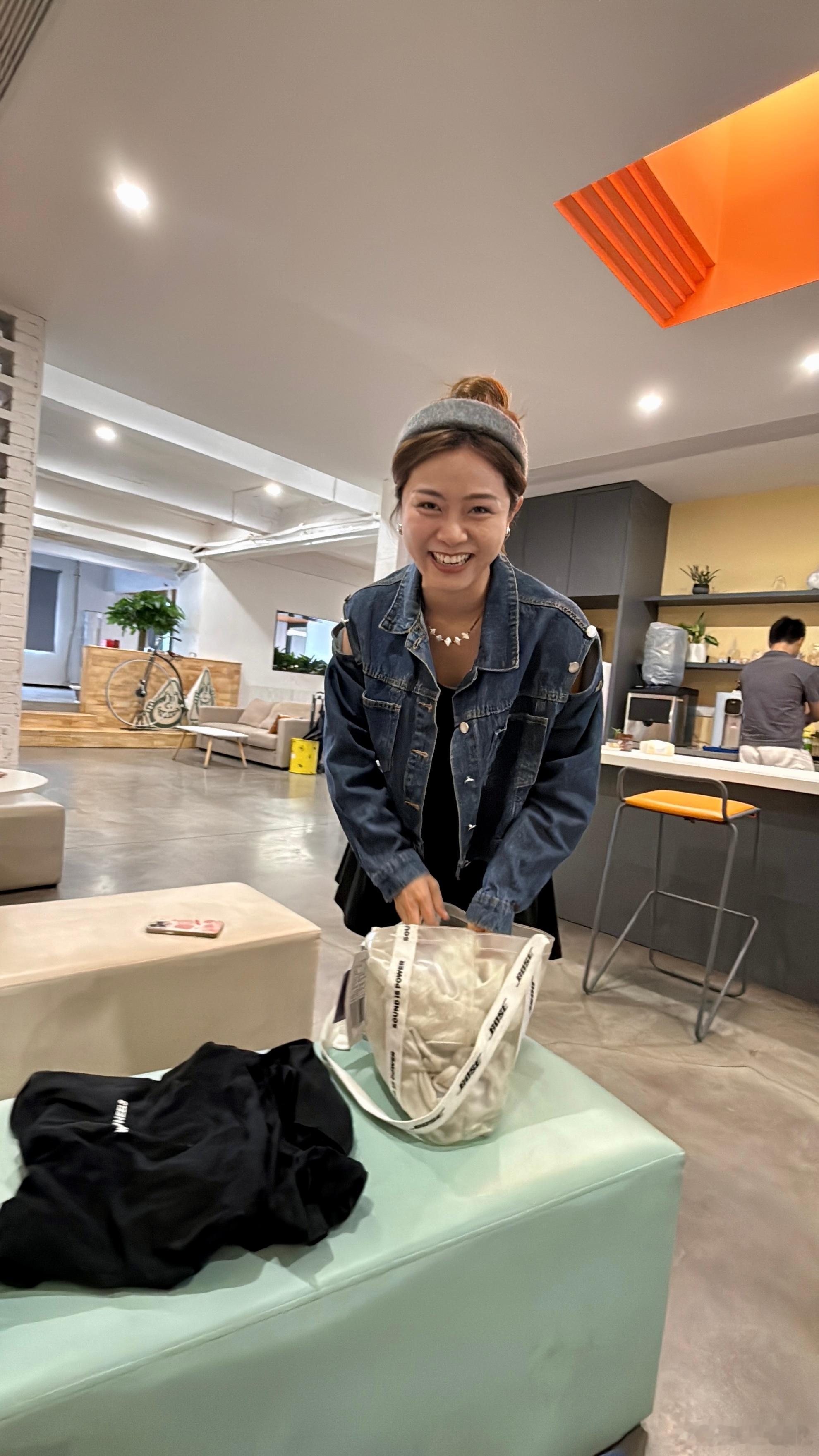 不得了，大乔真系带左件泳衣回来！ ​​​
