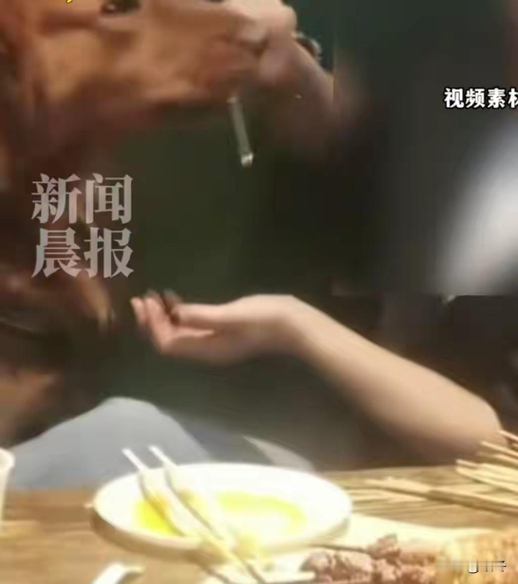 毫无底线！大连女子带狗上餐桌撸串，熟练操作惹众怒，店家直接停业！
 
大连一烧烤