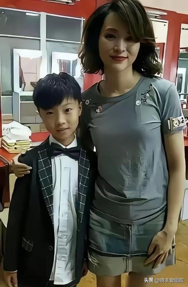 董卿是一位才女，她的主持风格非常棒，是我最喜欢的主持人之一，可惜，她选错了对象，