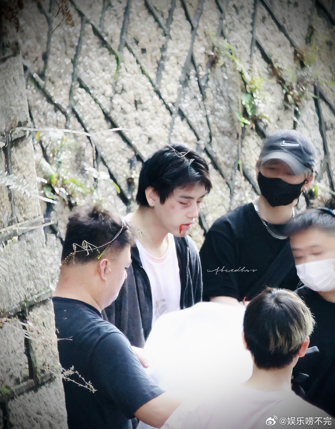 陈飞宇新造型战损妆太绝，伤痕质感逼真到极致，这手艺不愧是专业化妆师 以为陈飞宇挨