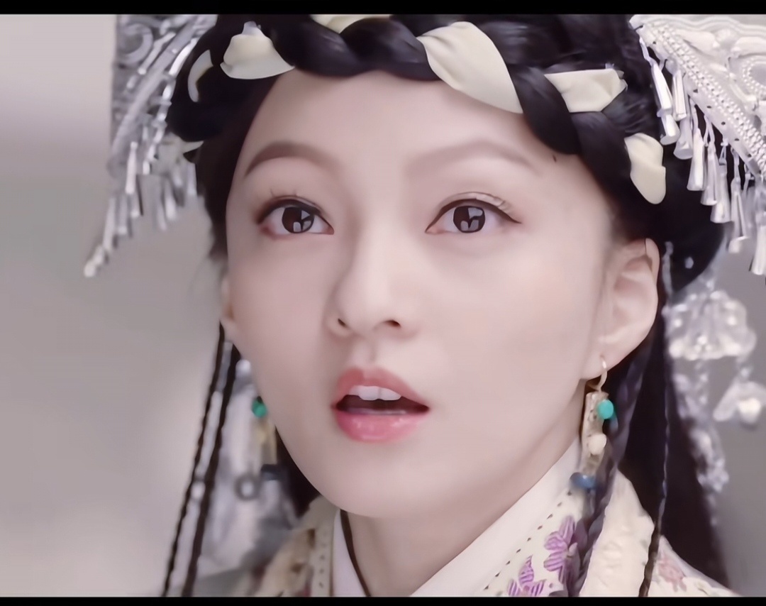 张韶涵这两套服装真的有少数民族那味儿，简直是“异域公主”啊！繁复的头饰搭配清透的