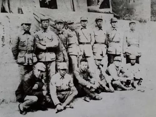 1941年，因为情报有误，左叶率200余名战士伏击上千个鬼子，伤亡惨重，正自责时
