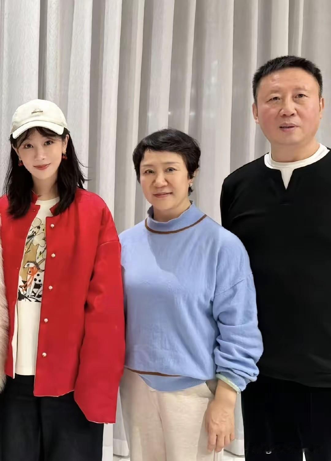 女明星也爱修图，可杨紫这次却把自己修得连粉丝都认不出。

过年啦，杨紫晒出和亲朋