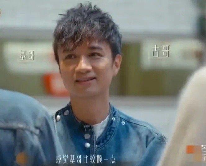 汪苏泷看到古巨基后，礼貌打招呼，真诚地说：“叫你基哥吗？”古巨基听后，笑了笑，说