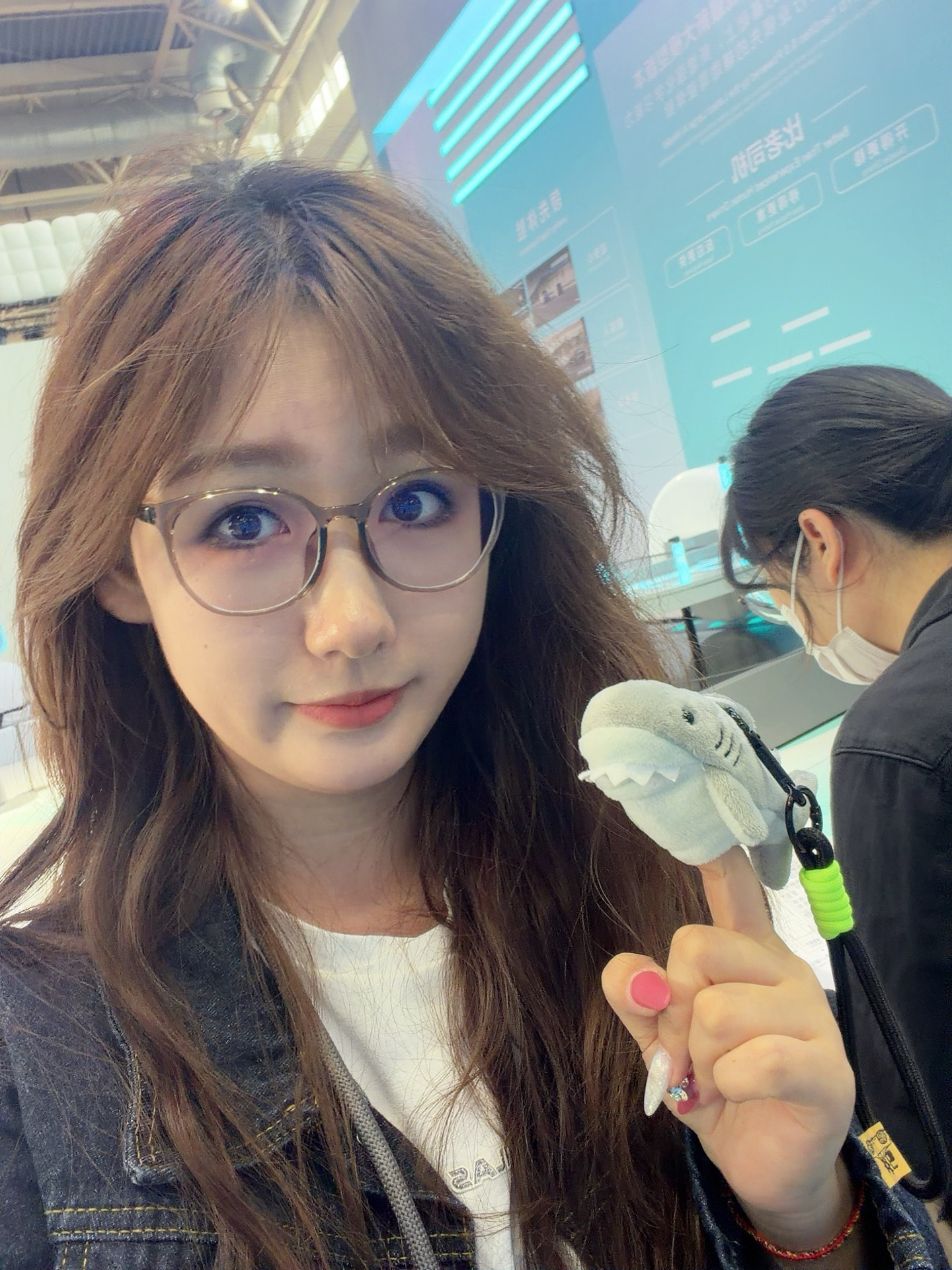 北京车展也是让我挖到宝了，领到了一个smart的小鲨鱼，非常期待smart精灵2