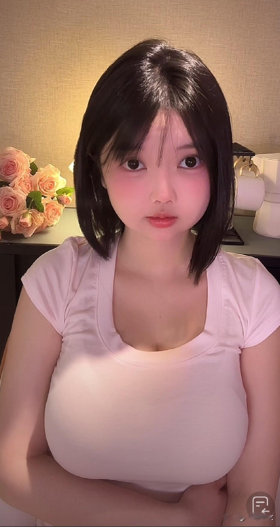 人小鬼大，娃娃脸。