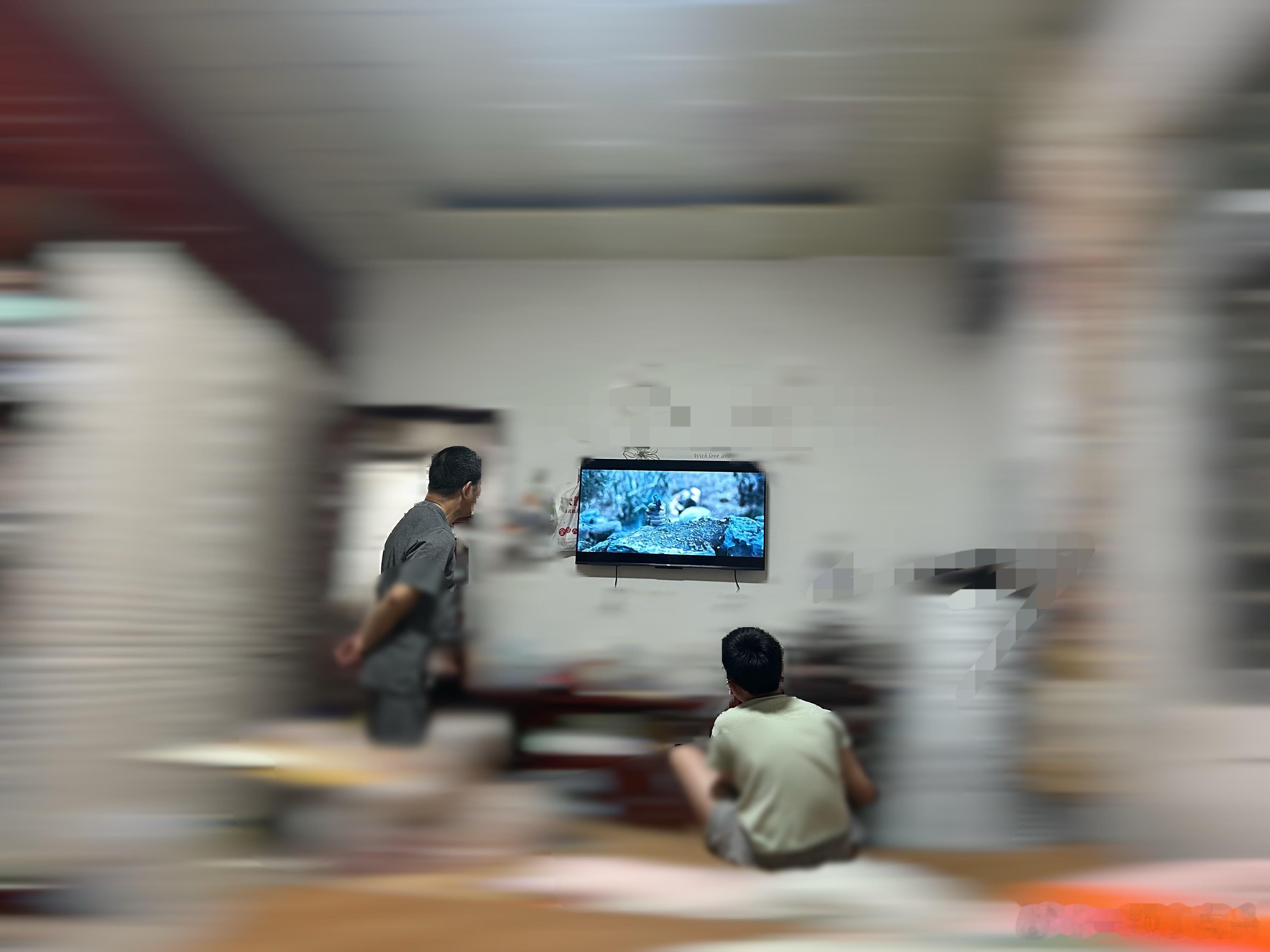 我爸来喊我儿去公园玩，我在看肖战的《莫得闲》，这两人定在这里看了半小时了公园也不