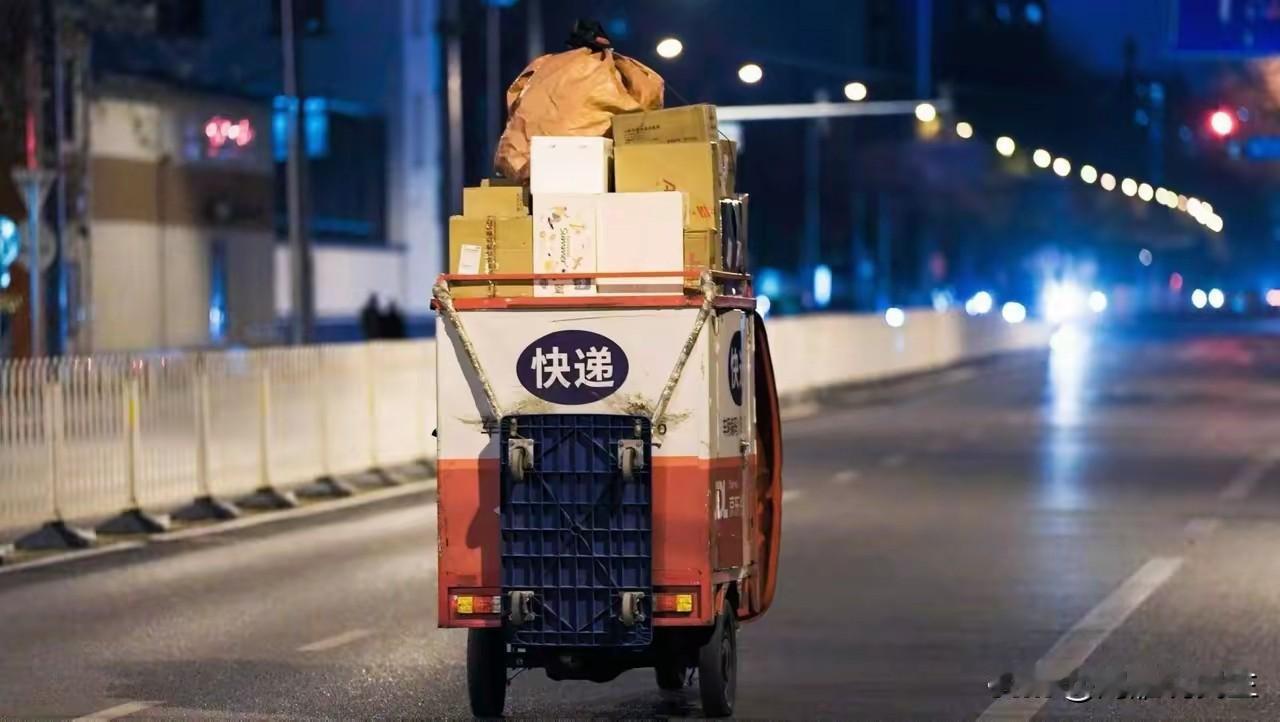 咱们常说的“铁人三项”，外卖骑手、网约车司机、快递员，现在是一个比一个卷。
  