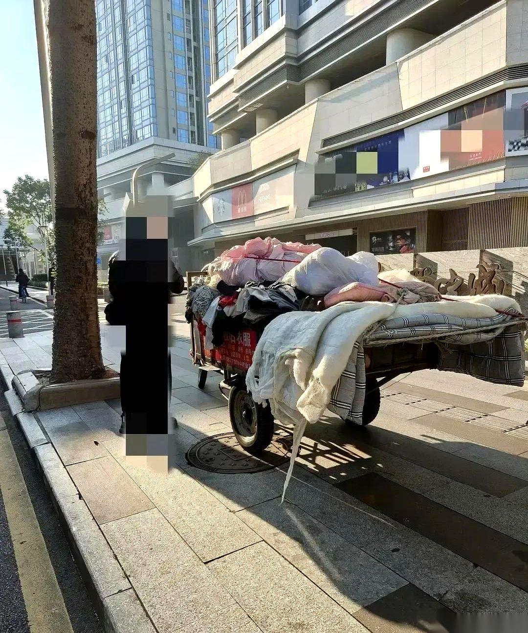 他没哭。
办完他妈所有后事，从医院到殡仪馆，销户、清房子…两天，一个人，全部搞定