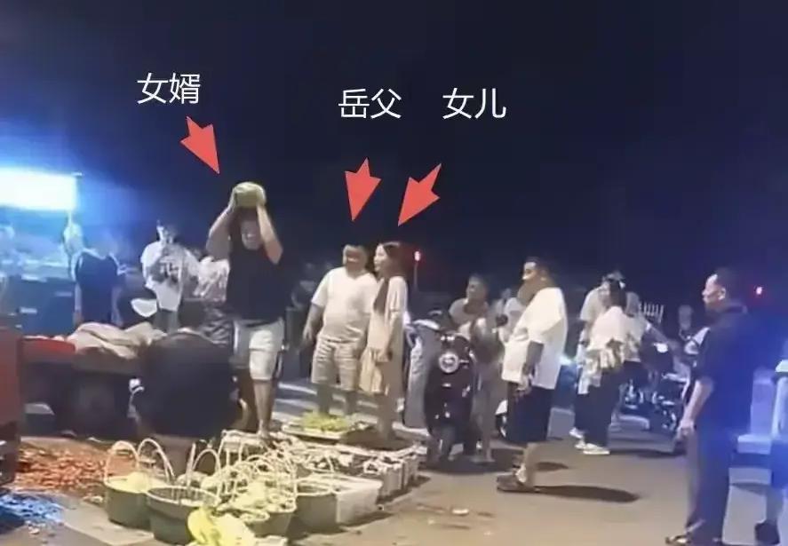 男子砸伤摊主后西瓜全买就能免责吗？显然是不能的。现在砸伤摊主的男子等人已经被行政