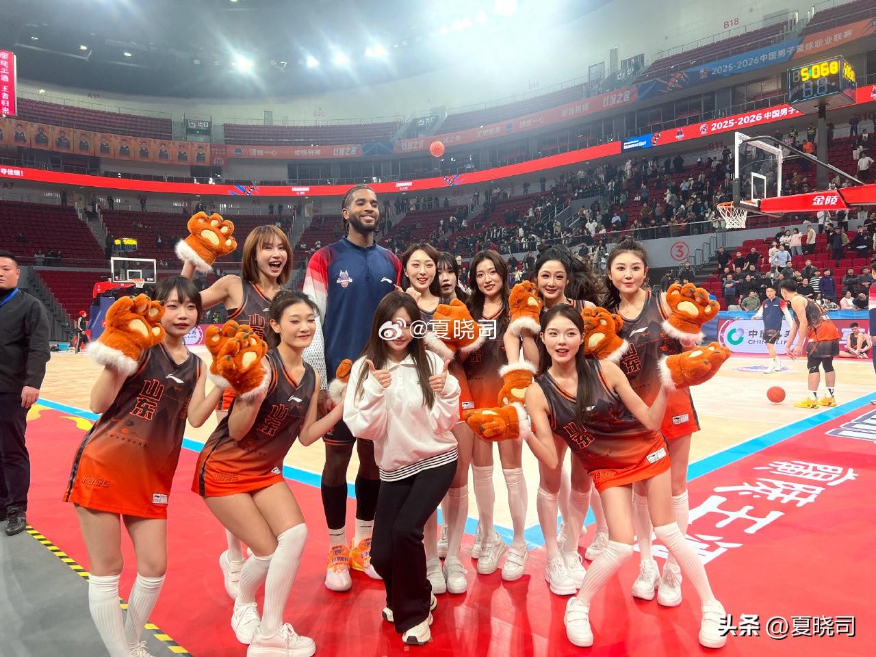 山东男篮主场胜宁波，取得八连胜，赛后最高兴的是大外援克里斯！