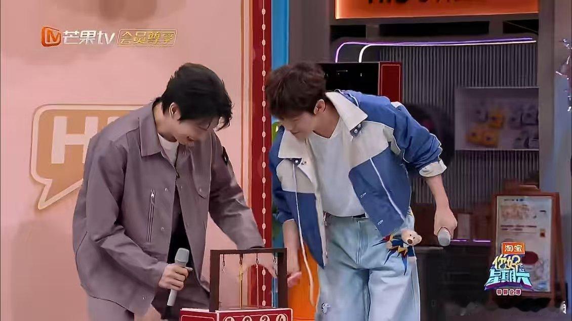 就这个何老师魏大勋对抗萌 你好星期六一句无心调侃引发欢乐追逐，何老师反应超真实，