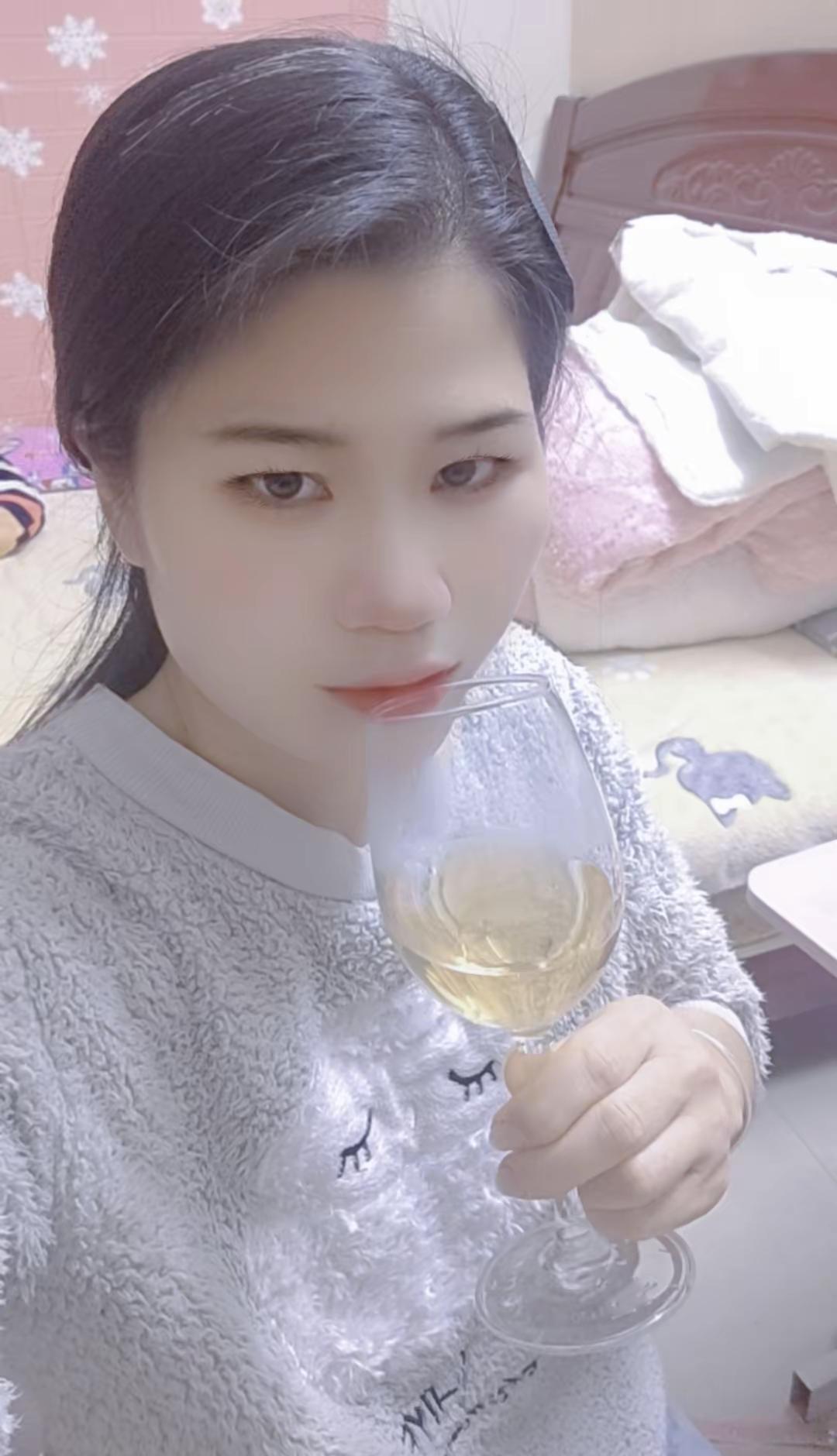 成年有酒，偶尔微醺，一人独饮，自由，自在，甚好！陌生人的你🍻