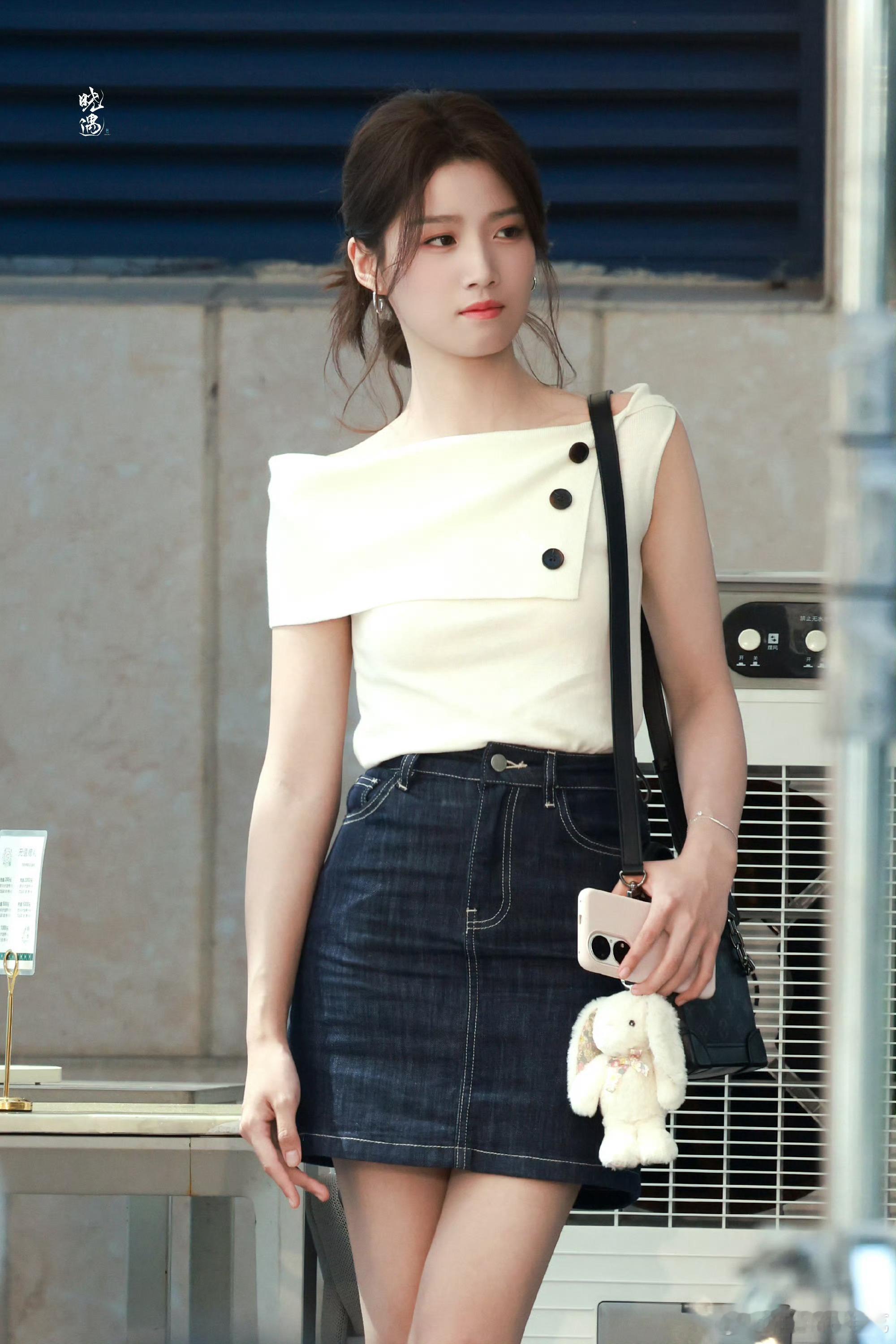 卢昱晓在折月亮里每一套都很漂亮，每次刷到路透都会被惊艳到被卢昱晓折月亮路透美到了