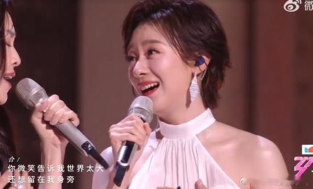 侯宇表情管理侯宇把老旦刻在骨子里了 浪姐舞台被侯宇圈粉，一举一动都是戏，老旦功底