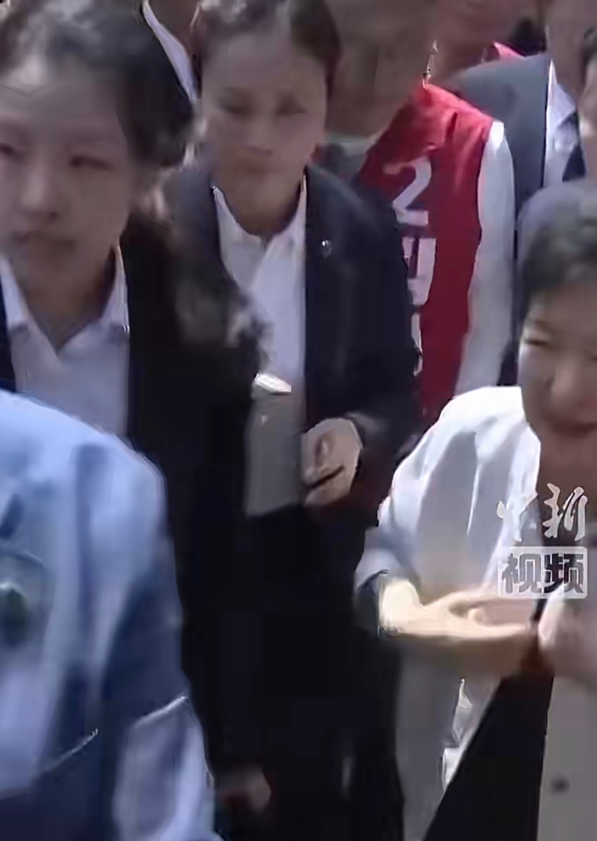 朴槿惠出席活动 多名女保镖贴身防卫政坛从无真正的落幕，只有权力余波的持续震荡。当