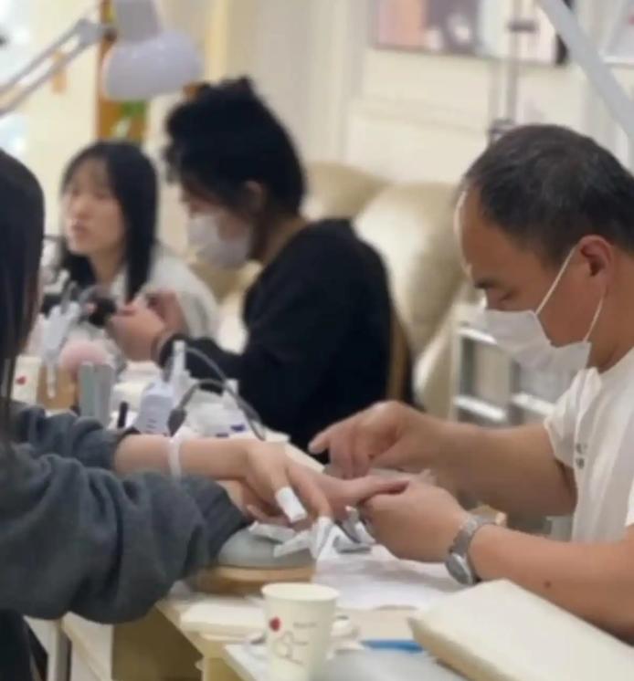 八年前，38岁的杨永干了件让所有人瞪大眼睛的事——放下干了十几年的水电工手艺，转
