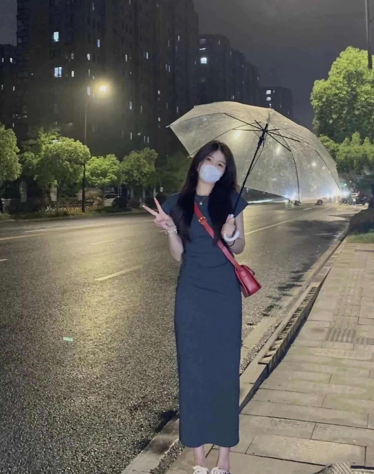 雨夜漫步，撑伞漫步在城市街头，享受宁静的夜晚。