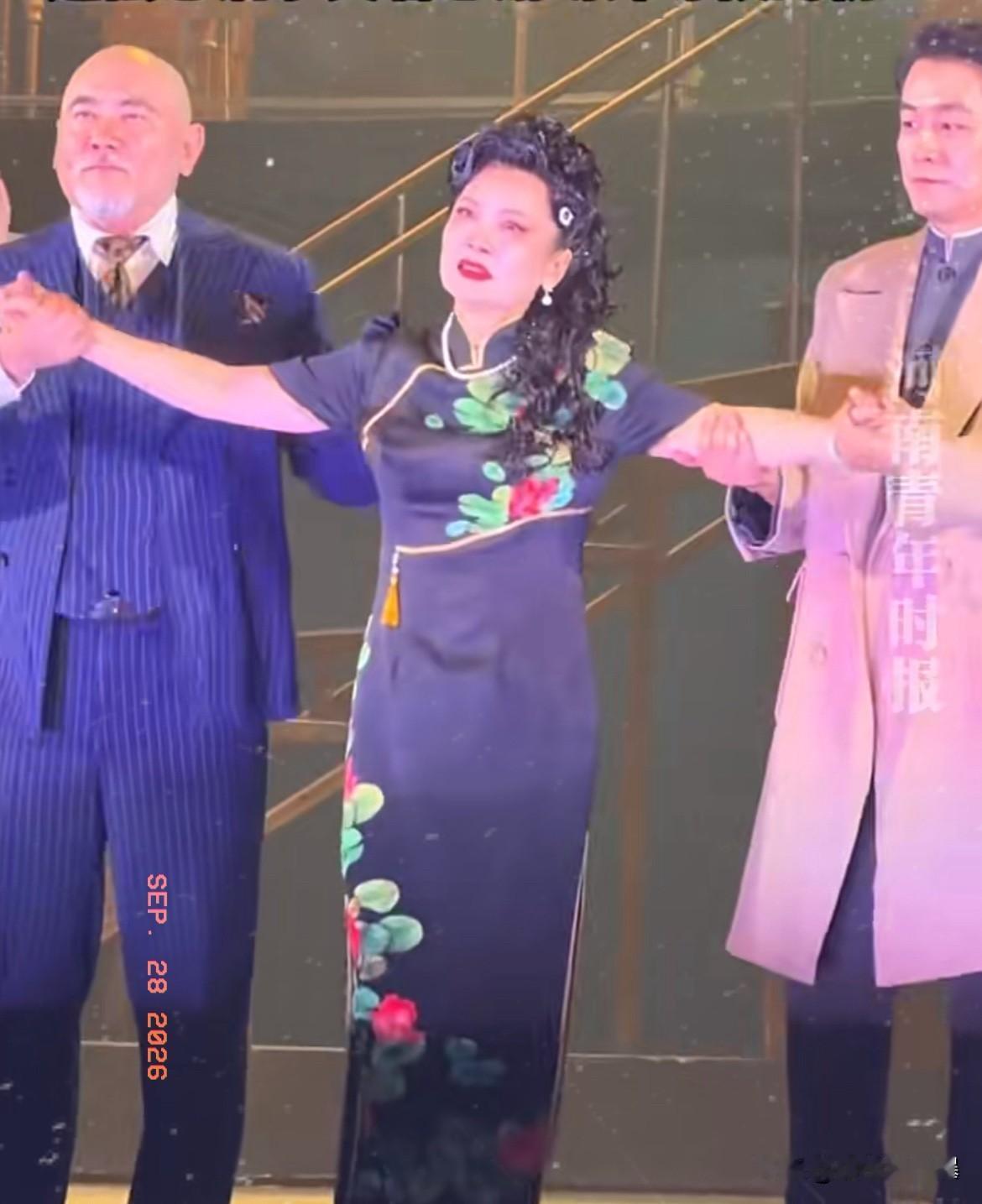 谢幕那一刻，
我彻底绷不住了，
她站都站不住了，只能一左一右让人搀扶着深深的鞠了